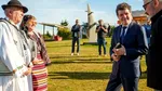 Nicușor Dan s-a semnat pe o bornă de pe Via Translivanica. Ce mesaj a lăsat președintele