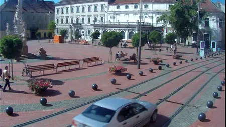 Un șmecher  a  intrat cu mașina în zona pietonală din centrul Timișoarei. Bărbatul s-a lăudat LIVE pe Facebook în timp ce înjura trecătorii. Cum a reacționat poliția. GALERIE FOTO și VIDEO