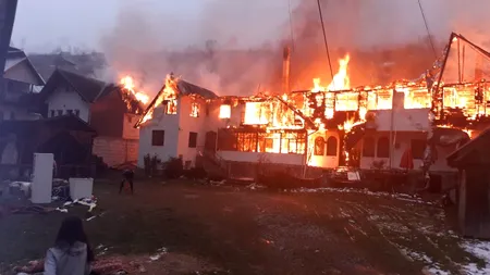 Incendiu uriaș la o pensiune din Moieciu de Sus. Flăcările s-au extins la alte două clădiri - VIDEO