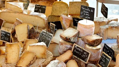 STOCURI DE LUX DISTRUSE. Producători de brânză francezi în criza pierderii a mii de tone de brânză. Proteste organizate în opt state membre ale Uniunii Europene împotriva reglementărilor în ceea ce privește reducerea producției