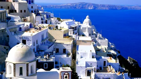 Insula Santorini a rămas fără curent electric în urma unui incendiu