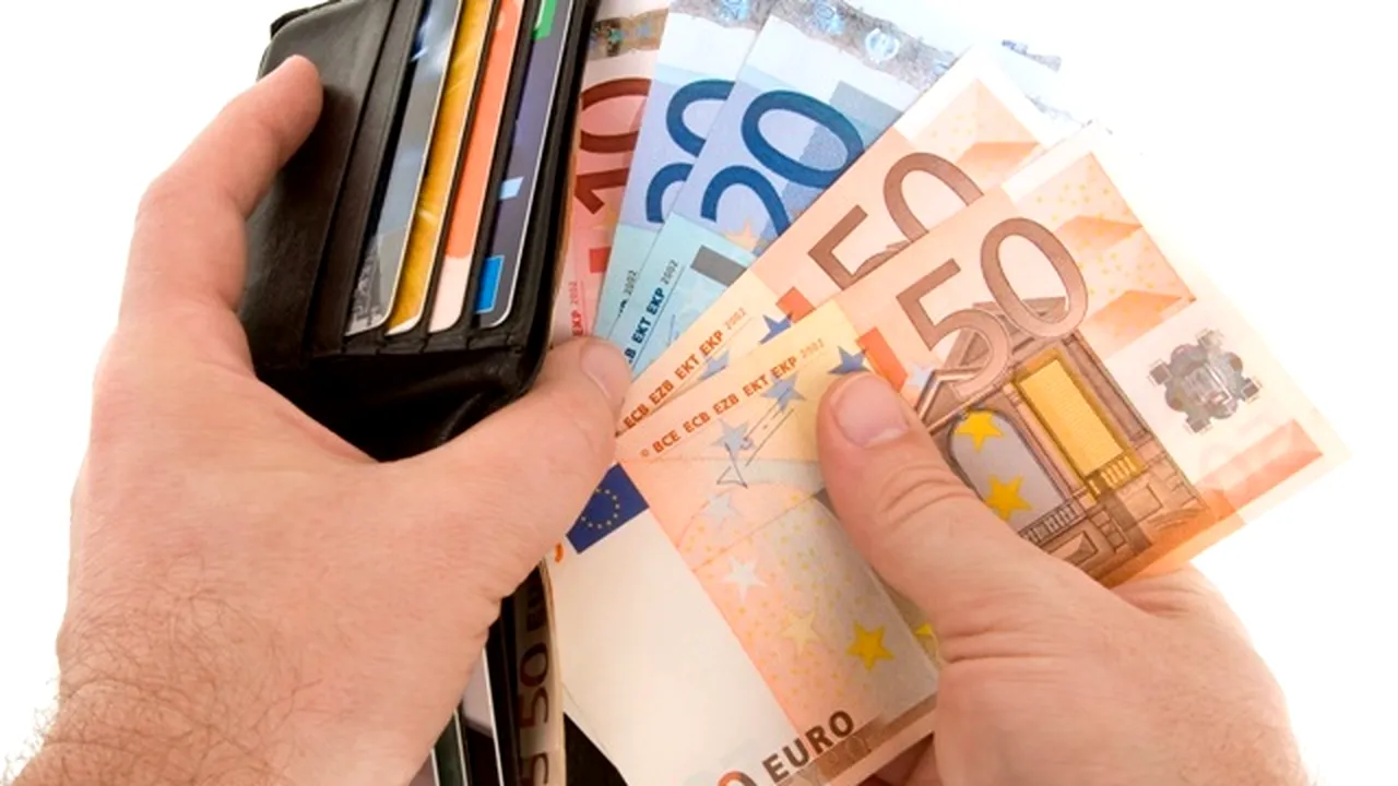 Șase din zece români clienți ai IFN au cont bancar - SONDAJ