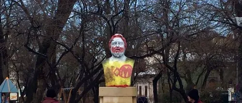 Statuia poetului Adrian Păunescu din Parcul Grădina Icoanei a devenit mascota McDonald's
