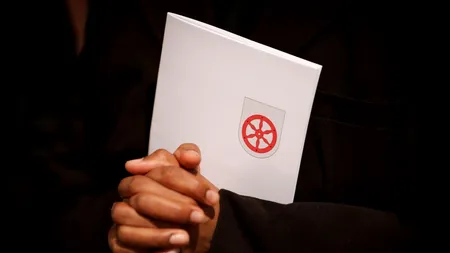 O călugăriță din Italia a fost arestată după ce a FURAT bijuterii și moaște sfinte din biserici în valoare de 80.000 euro