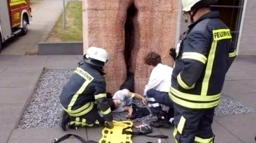 Doi bărbați au rămas blocați într-o sculpură în formă de vagin. FOTO