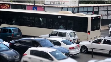 Haos într-o parcare bucureșteană. Un șofer a împins autoturismul care îl bloca: „Nici în India nu vezi așa