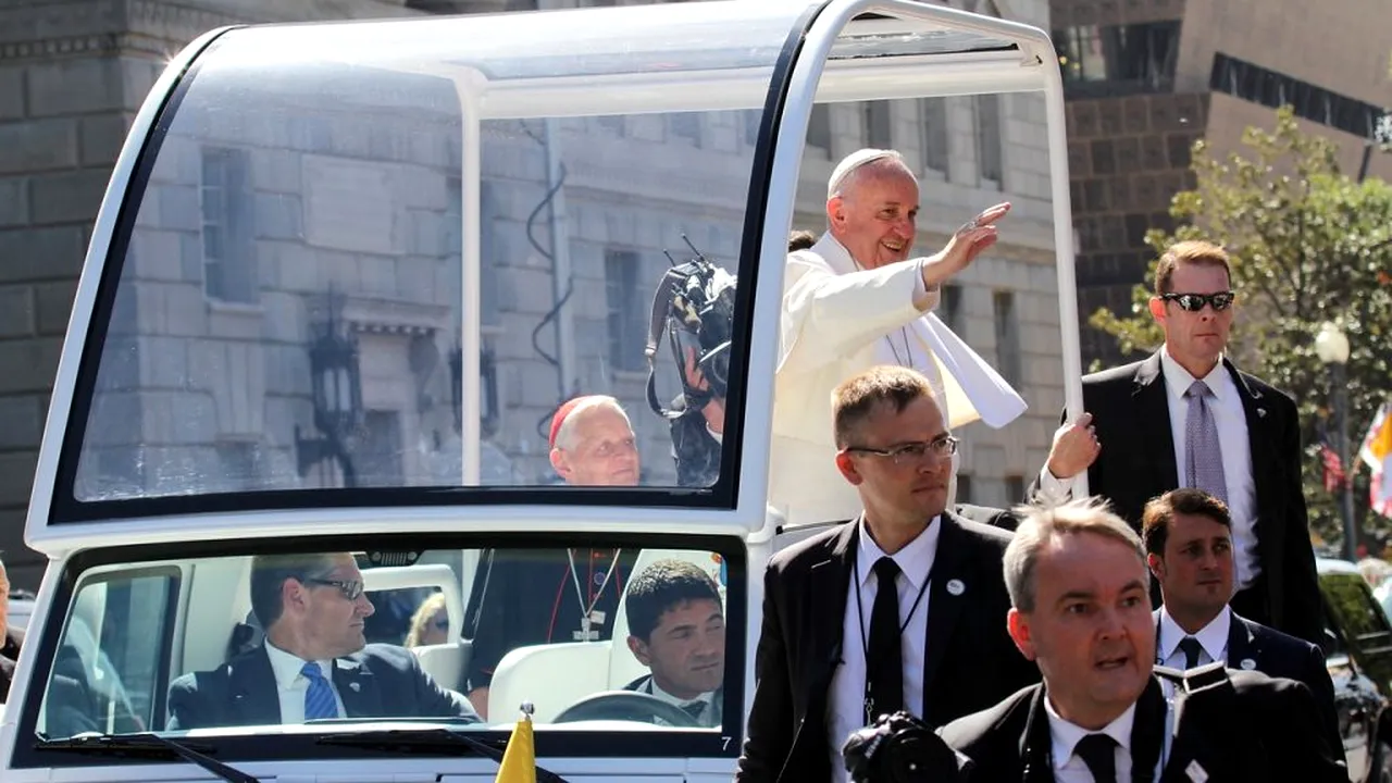Papa Francisc, temător în fața pericolului Covid. Cum îi salută pe credincioșii catolici Suveranul Pontif