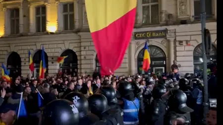 Forțele de ordine au folosit spray lacrimogen ca să liniștească mulțimea. Un jandarm a fost lovit în cap de susținătorii lui Călin Georgescu