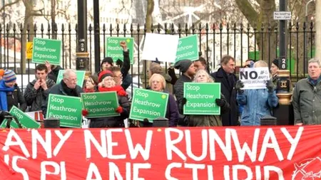 Un grup de activiști a intrat pe aeroportul Heathrow și protestează împotriva construirii unei noi piste de aterizare
