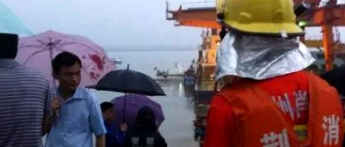 Sute de persoane date dispărute, după ce o navă chineză s-a răsturnat pe fluviul Yangtze