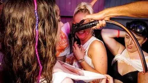Imagini de necrezut | Petreceri sălbatice pe vapor, fără inhibiții: O femeia i-a făcut sex oral unui bărbat în văzul tuturor - FOTO 