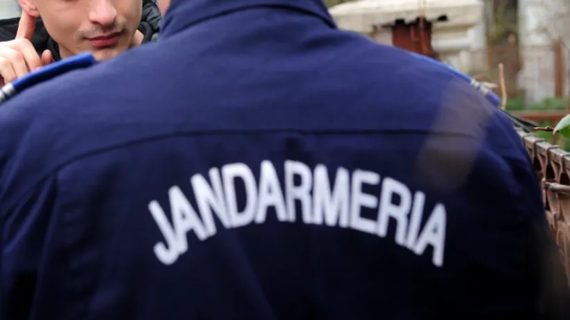 Un jandarm a murit, iar altul e rănit după ce mașina Jandarmeriei a fost lovită de un tractor