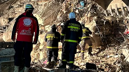 FOTO VIDEO | Femeie scoasă în viață de sub dărâmăturile unei clădiri cu nouă etaje de salvatorii români în Turcia