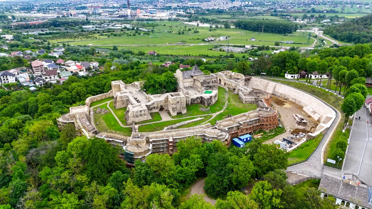 Gheorghe Șoldan anunță că încep LUCRĂRILE pentru eliminarea infiltrațiilor de apă la Cetatea de Scaun a Sucevei