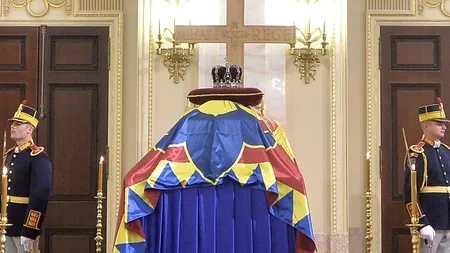 Moment extrem de emoționant la catafalcul regelui Mihai. Cine este bătrânul care i-a făcut pe toți să lăcrimeze. VIDEO