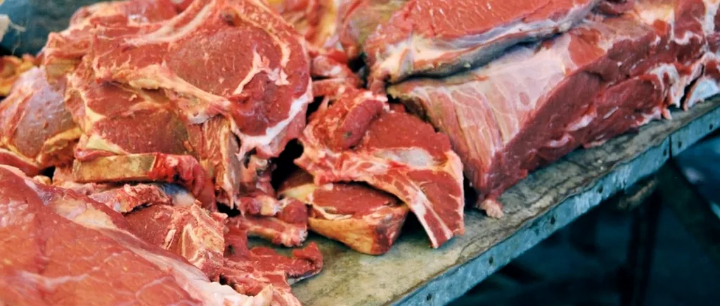 Peste patru tone de carne expirată, confiscată de polițiști de la depozite din Ilfov