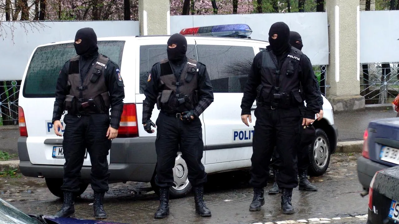 Rețeaua „Narcos de Mănăștur”, destructurată de DIICOT. Opt traficanți de DROGURI din Cluj, luați pe sus de „mascați”