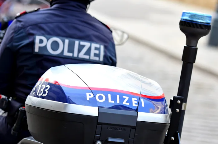 O româncă de 40 de ani a fost arestată în Austria, după ce a atacat 2 persoane la metrou. Ce armă a folosit