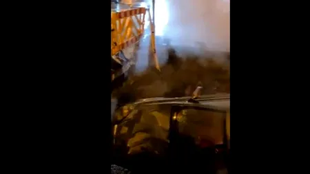Accident bizar în Capitală. O șoferiță a căzut cu mașina într-o groapă, din cauza aburilor: „Am avut noroc...”