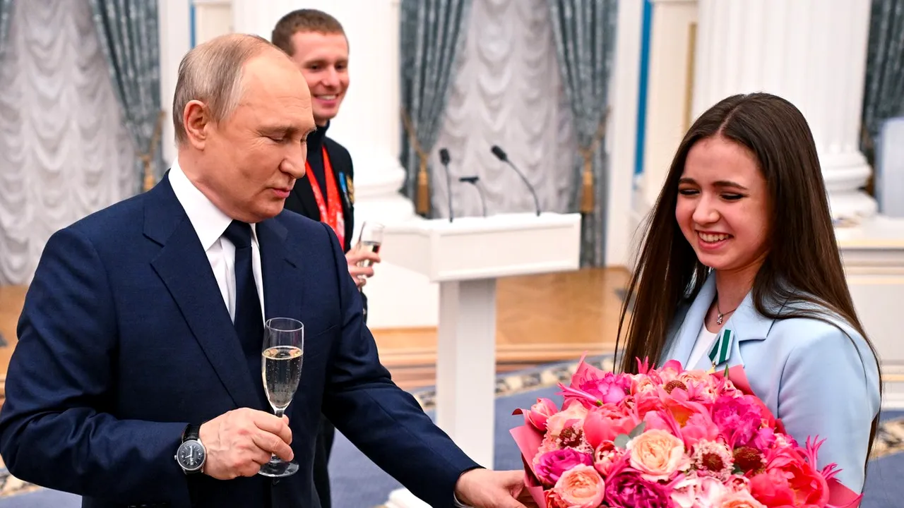 Vladimir Putin o apără pe patinatoarea Kamila Valieva, prinsă dopată la JO 2022: „Perfecțiunea ei nu ar fi putut fi atinsă cu ajutorul drogurilor”