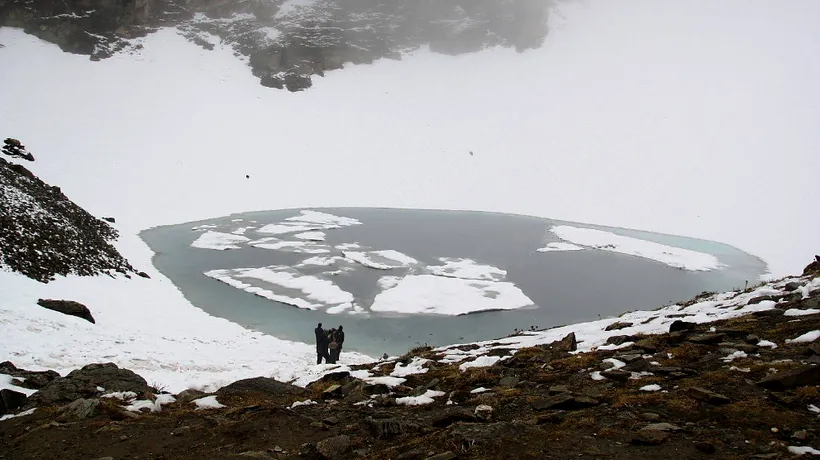 Misterele „Lacului cu Schelete se adâncesc. Un studiu recent dă peste cap teoriile anterioare. Cui aparțin rămășițele care împânzesc ochiul de apă din inima Munților Himalaya?