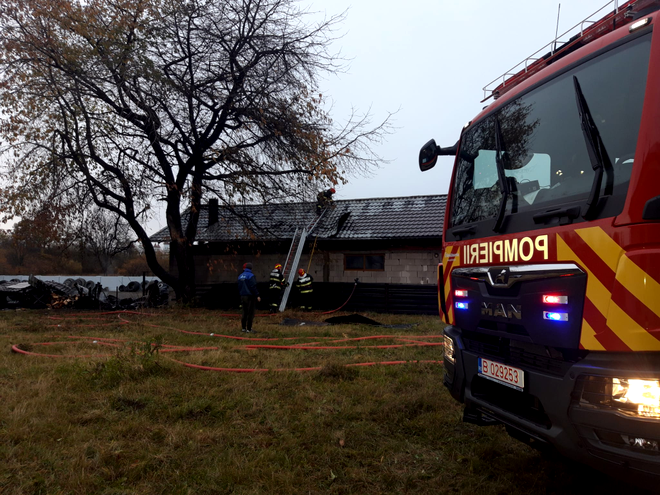 Incendiu devastator în Suceava: O spălătorie și o vulcanizare s-au făcut scrum