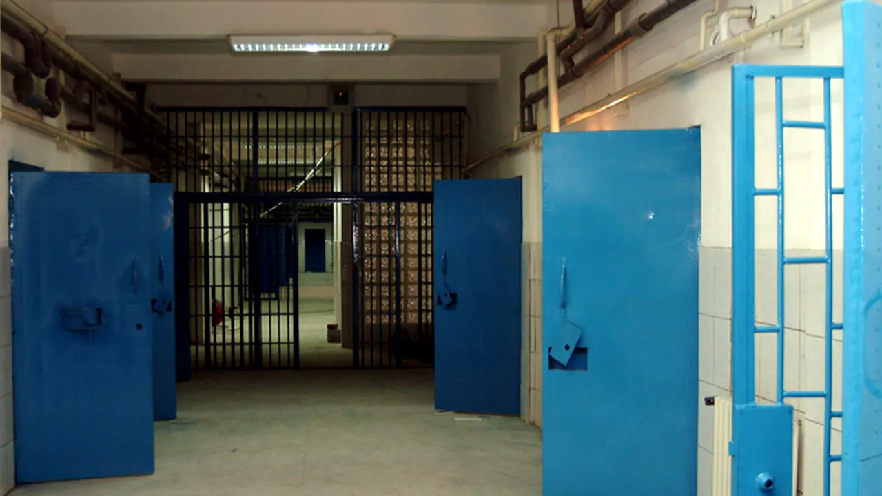 Percheziții la Penitenciarul Galați și în Brăila, la persoane suspectate de înșelăciuni prin telefon. Cum convingeau oamenii să le trimită bani