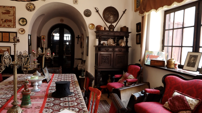 Salonul Casei Memoriale „George Stephănescu”, locul unde se află cele mai valoroase obiecte ale conacului