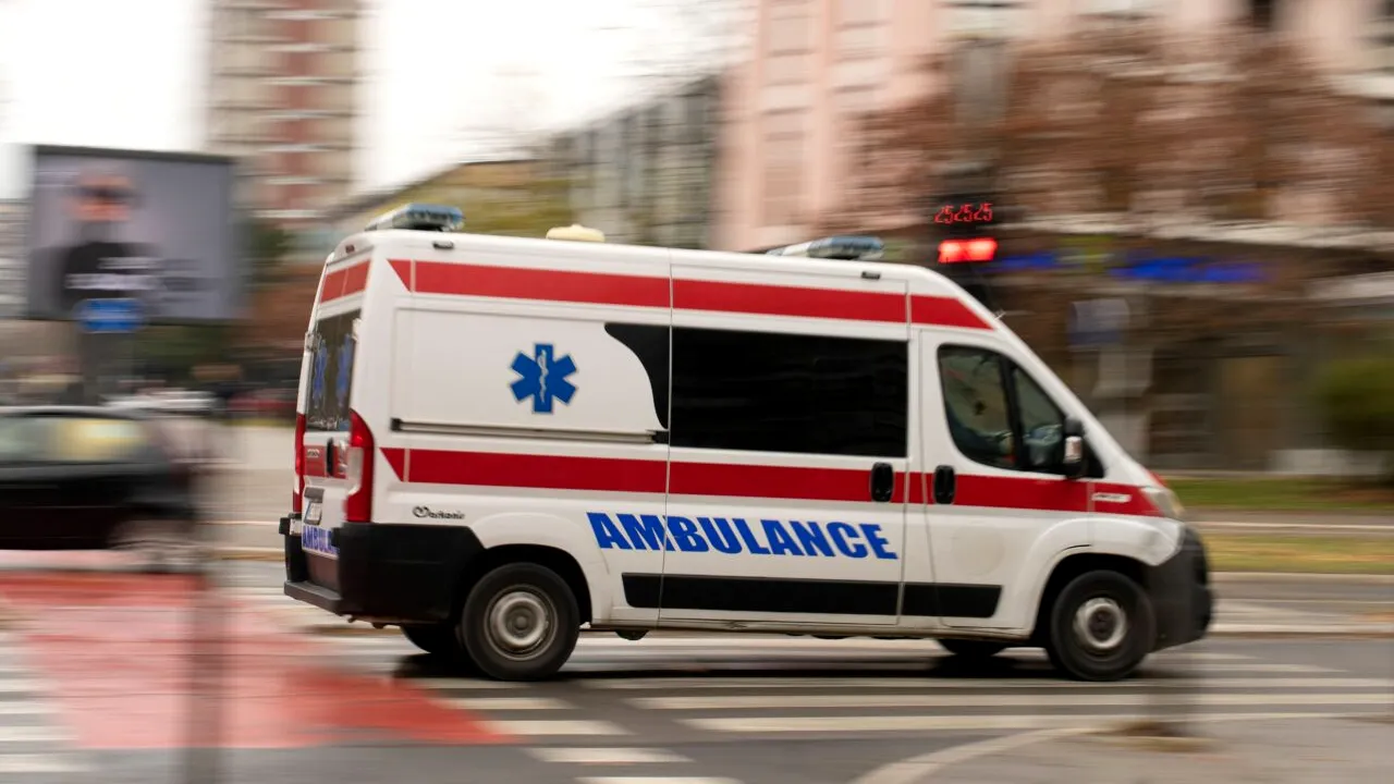 Caz șocant în Italia. Româncă, jefuită și abandonată dezbrăcată pe stradă de șoferul ambulanței în care se afla