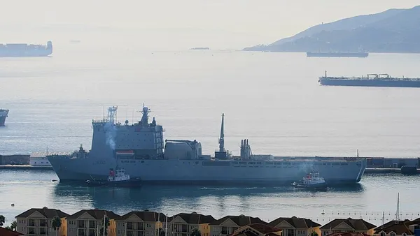 Marea Britanie se pregătește să trimită o a doua navă în Marea Mediterană. RFA Lyme Bay este dotată cu facilități medicale și poate transporta trupe, vehicule și muniție