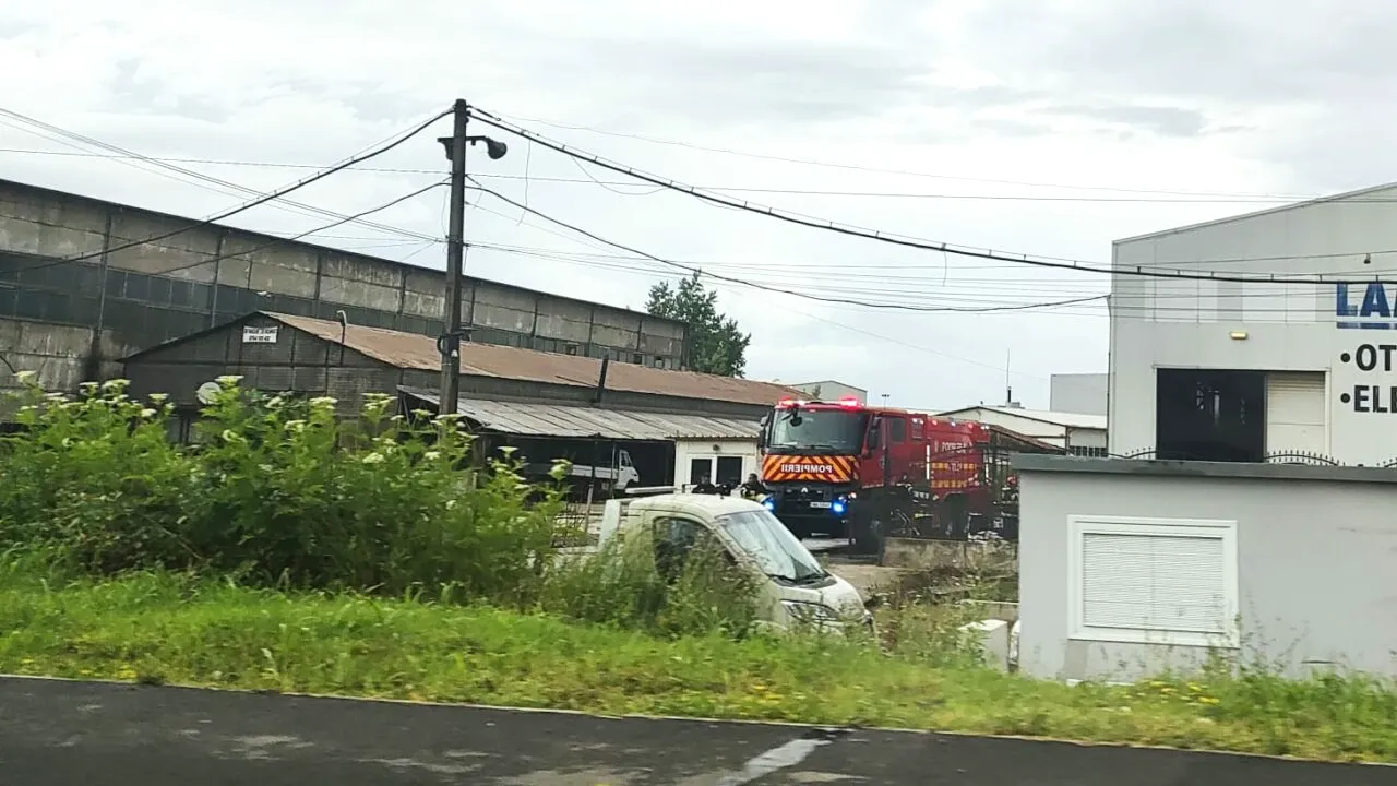 Incendiu în Târgoviște. Arde o hală în apropiere de un centru comercial / A fost emis mesaj RO-ALERT