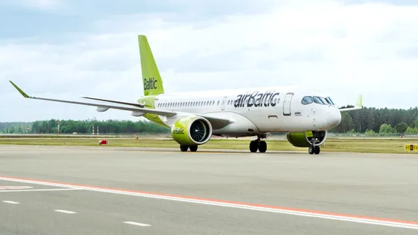AirBaltic este prima companie aeriană din Europa amenințată de faliment din cauza scumpirii kerosenului. Ce datorii are operatorul de zbor și cum încearcă să se salveze