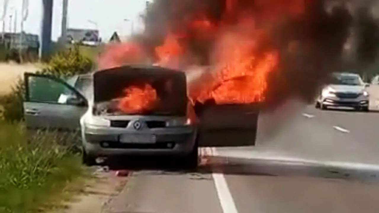 GALERIE FOTO: Un autoturism s-a făcut scrum pe DN1. Mașina a ars că o torță