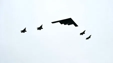 Un bombardier stealth B-2 Spirit care a bombardat instalațiile nucleare iraniene a „defilat” deasupra lui Putin și Trump