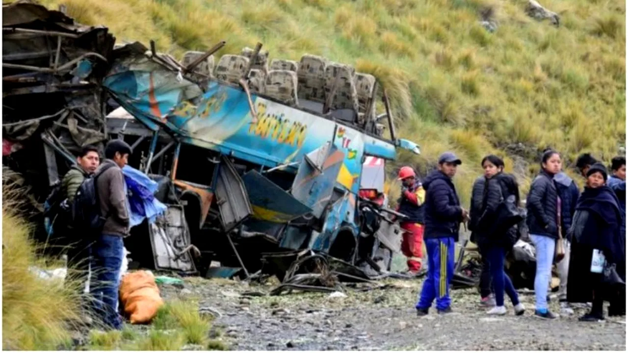 Tragedie în Bolivia. Un autobuz a căzut 400 de metri în gol. Cel puțin 23 de oameni au murit