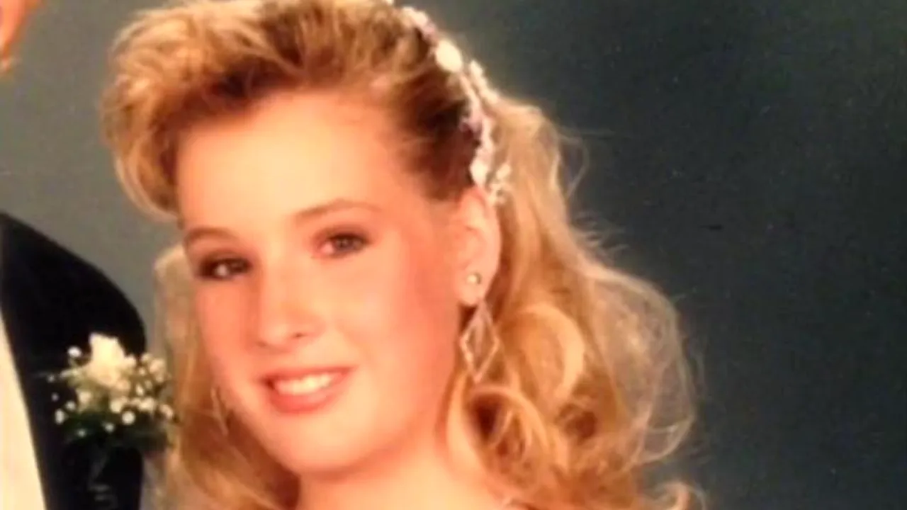 CROSS FOTO. Așa arăta regina burlescului în timpul liceului. Schimbarea este spectaculoasă