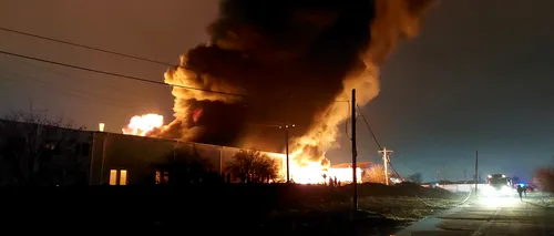 Incendiu puternic la un depozit de materiale reciclabile din Popești-Leordeni: Au ars 3.000 de metri pătrați. Garda de Mediu: Sunt depăşiri mari la monoxid şi dioxid de carbon