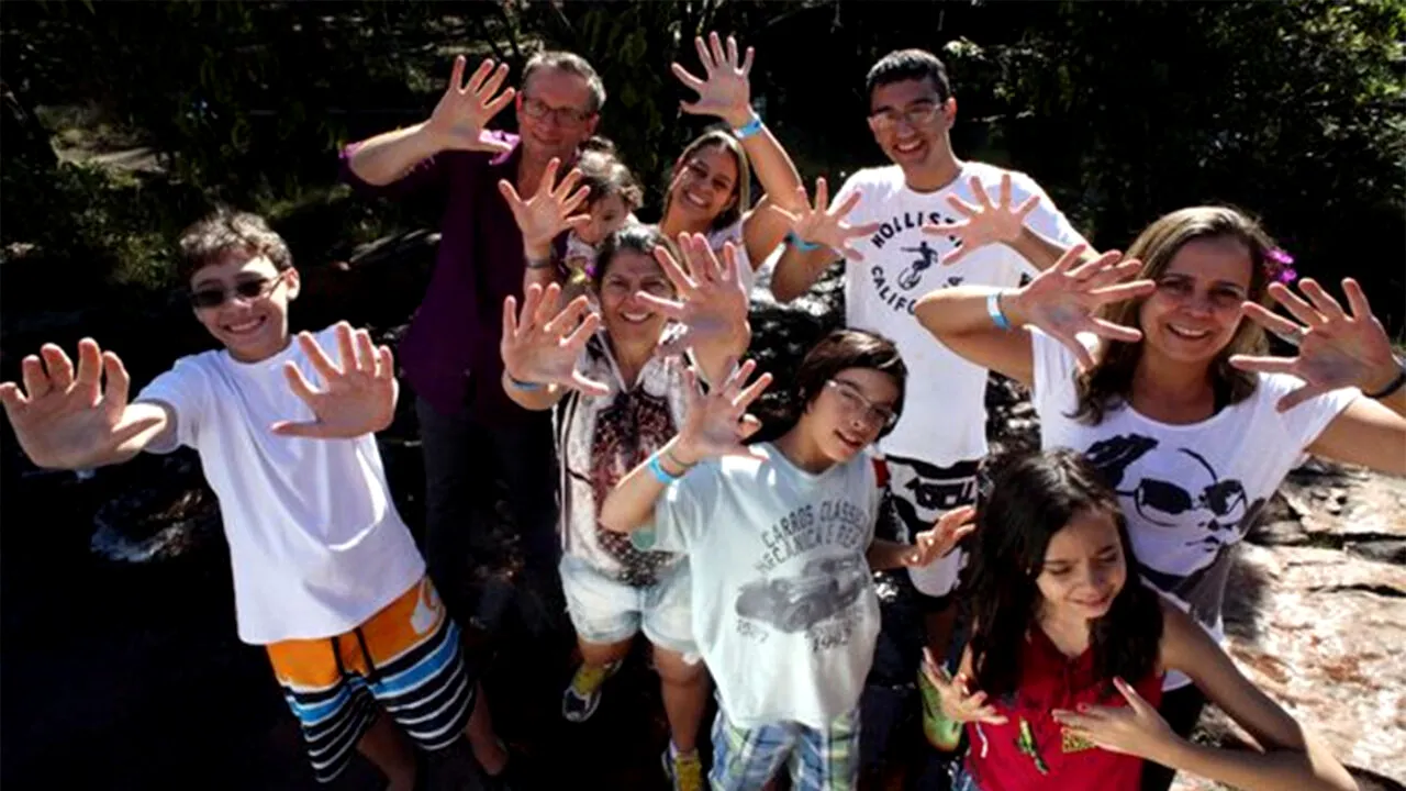 Nu e o iluzie optică! Cazul straniu (și 100% real) al familiei din imagine: Toți cei 15 membri au câte 6 degete la fiecare mână