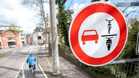 Semnul de circulație din cauza căruia mulți șoferi primesc AMENDĂ. Ce înseamnă acesta, de fapt