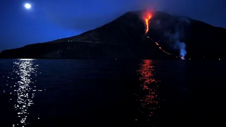 Imagini spectaculoase în Marea Tireniană: erupția vulcanului Stromboli. FOTO și VIDEO