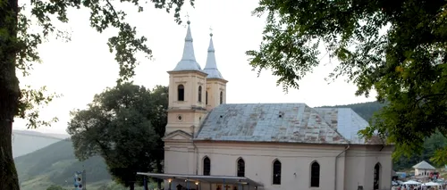 Peste 50.000 de credincioși asistă la slujba de liturghie de la Mănăstirea Nicula din Cluj