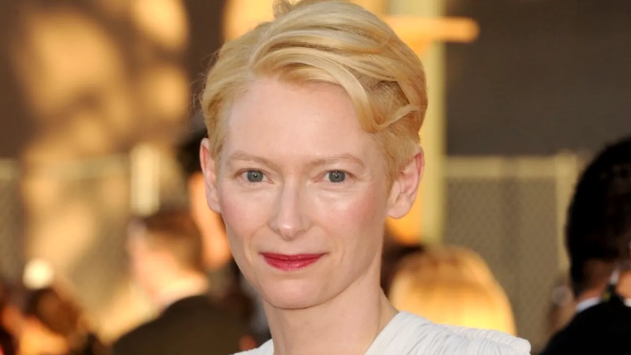 Actrița Tilda Swinton a dormit într-un cub de sticlă, într-un muzeu din New York