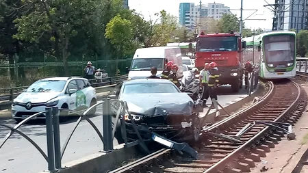 Un șofer de BMW a „paralizat” circulația tramvaielor pe linia 41, după ce a provocat un accident / Bărbatul s-a urcat beat la volan / Reacția STB