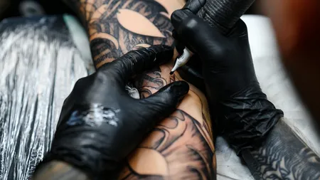 Polițiștii români vor putea de acum să aibă TATUAJE la vedere, asta propune un nou proiect de lege