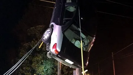 Cum a reușit o femeie să ajungă cu mașina pe un stâlp de înaltă tensiune. 
