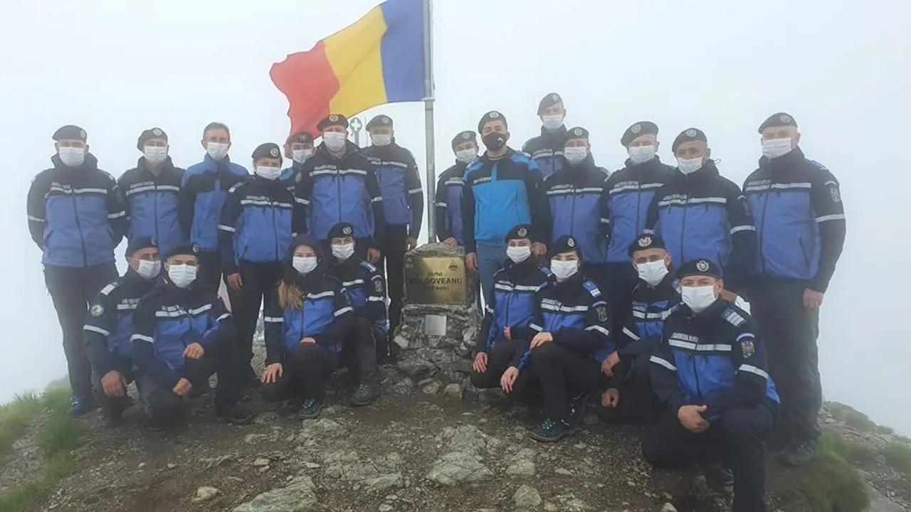 SPECIAL. Ziua Drapelului Naţional, sărbătorită de la înălțime. Jandarmii din Braşov au urcat la 2.544 metri