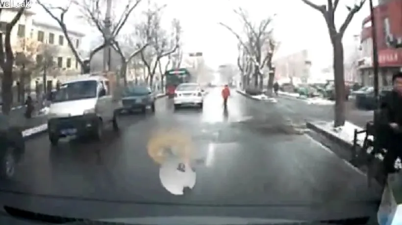 Joaca inconștientă a unui copil în mijlocul străzii - VIDEO