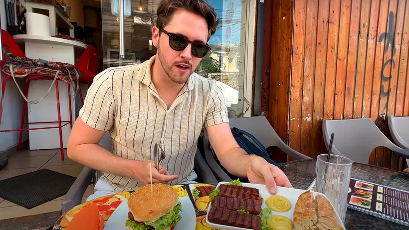 Cum au reacționat doi turiști din Suedia, după ce au mâncat mici pentru prima dată, într-un restaurant din București: „Michi, miși cu muștar! Au gust de…”