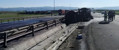 O cisternă cu vin s-a răsturnat pe A1, direcția Sibiu-Sebeș, după ce șoferul a pierdut controlul volanului