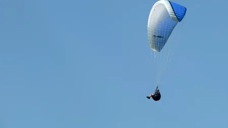 O femeie și-a fracturat coloana după ce a căzut cu parapanta în Munții Făgăraș